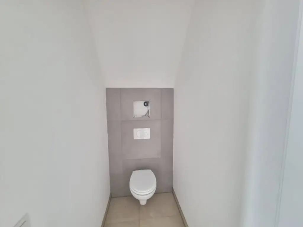 Traumhafte Erstbezug-Wohnung mit Balkon und zwei Stellplätzen – optimale Bahnverbindung nach Wien