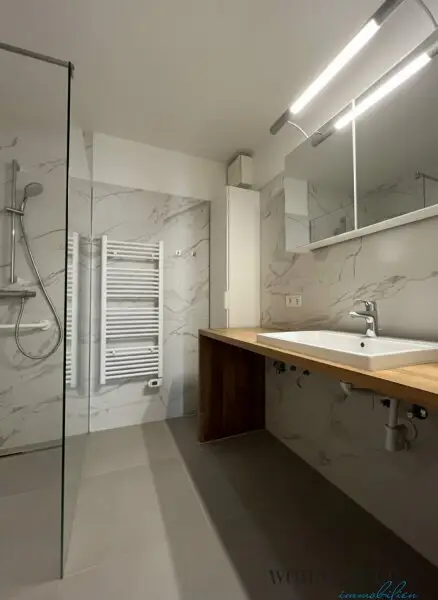 Moderne 3-Zimmer-Wohnung mit Loggia zum ruhigen Innenhof – Nähe Karmelitermarkt