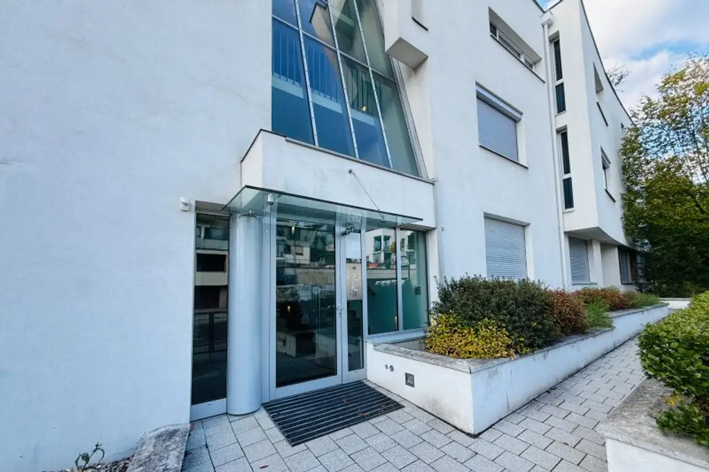 Geräumige 4 Zimmer DG-Wohnung ohne Schrägen, inkl. Terrasse und Garagenplatz