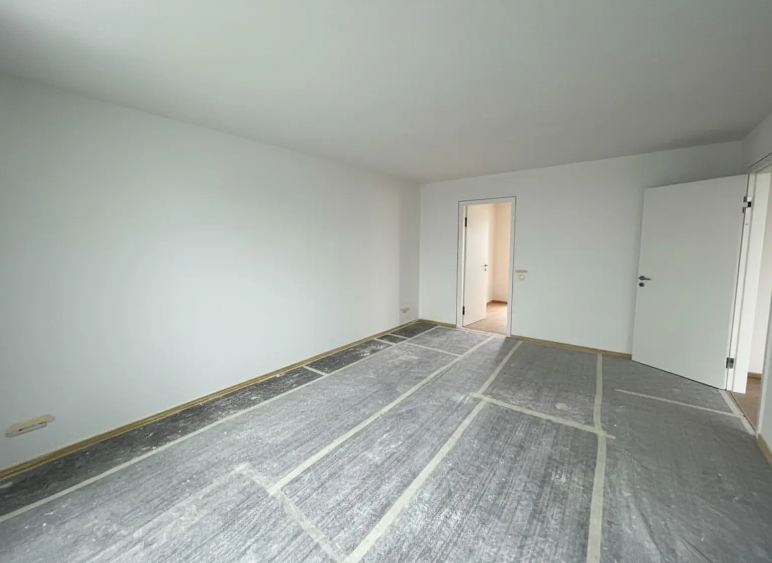 UNBEFRISTET: Klimatisierte Dachgeschosswohnung mit Balkon und Loggia