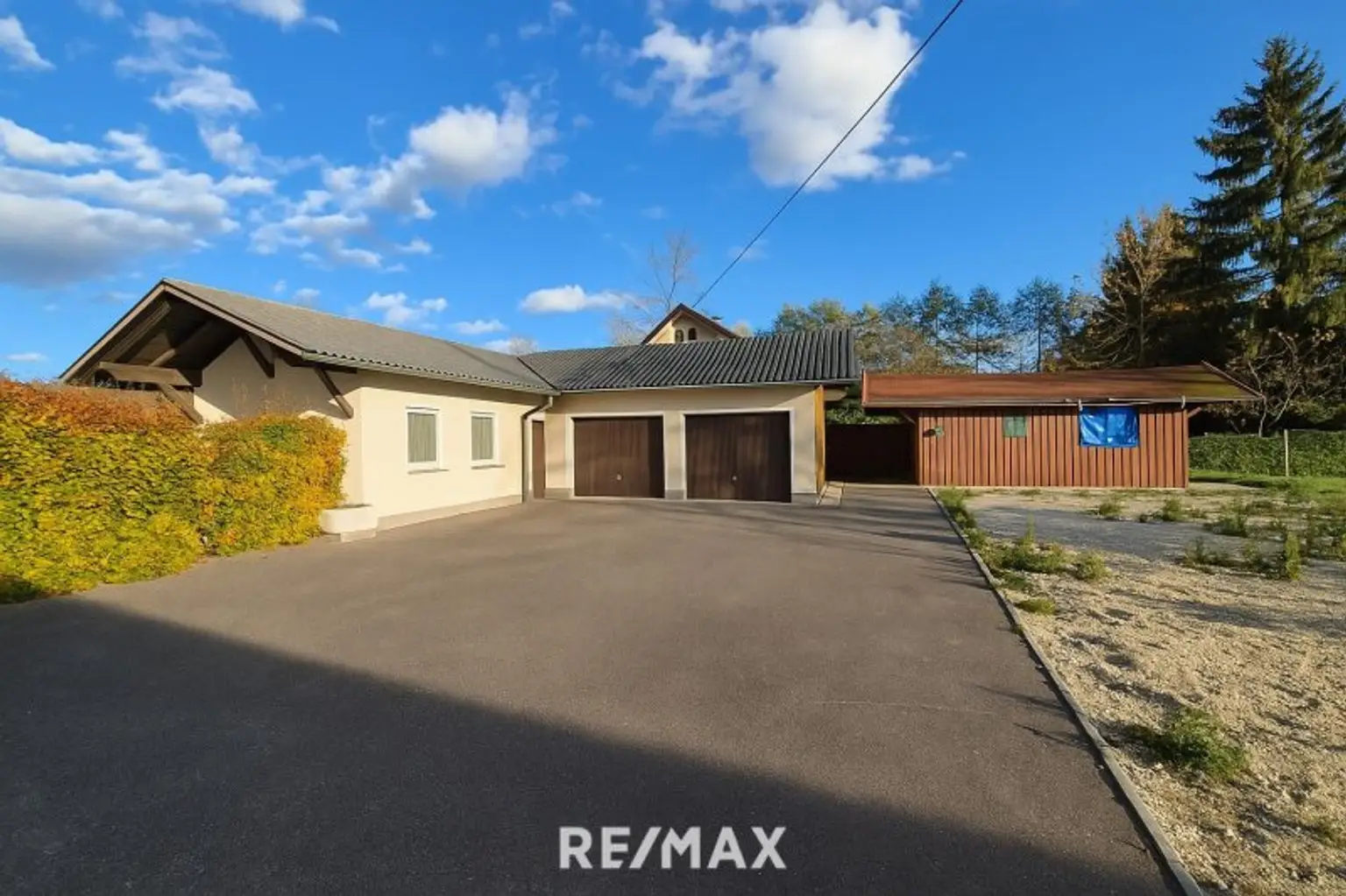 Doppelgarage mit Nebengebäude