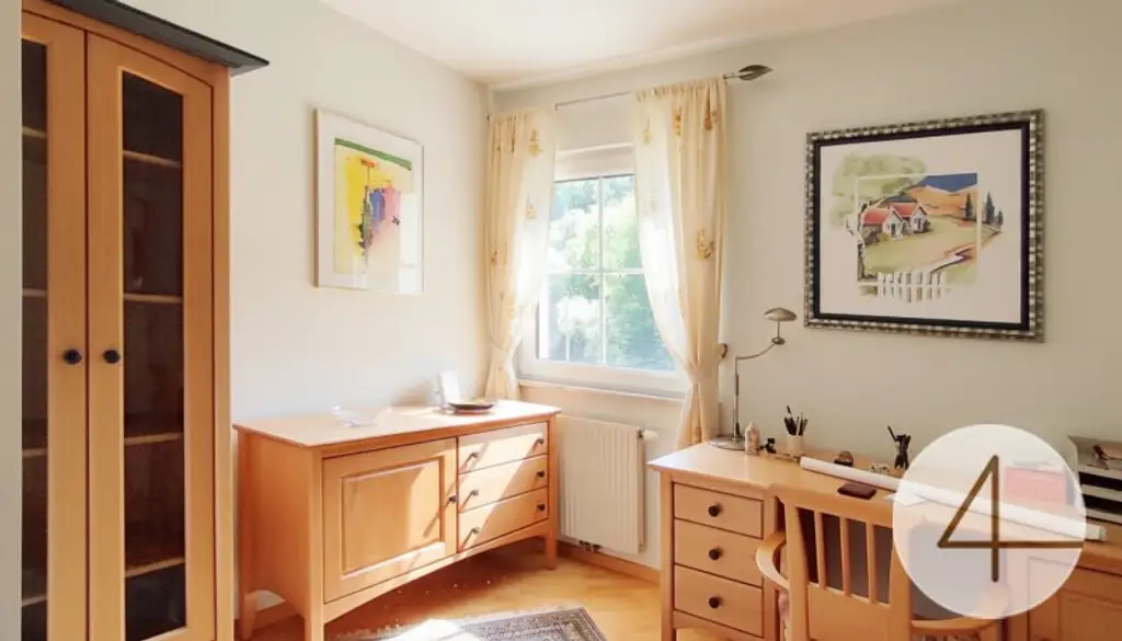 Charmantes Zuhause mit großzügiger Terrasse und zwei Garagen