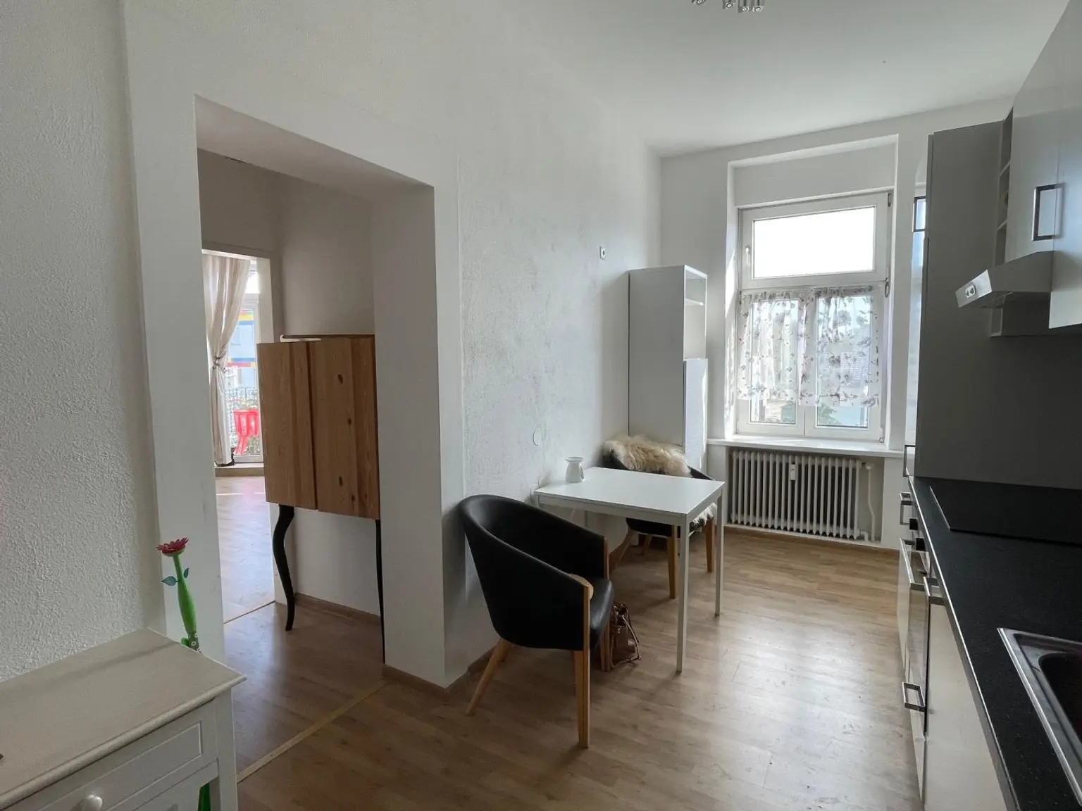 Wohnung mit Balkon und Abstellplatz, an der Hauptstrasse, 2 Zimmer + Küche