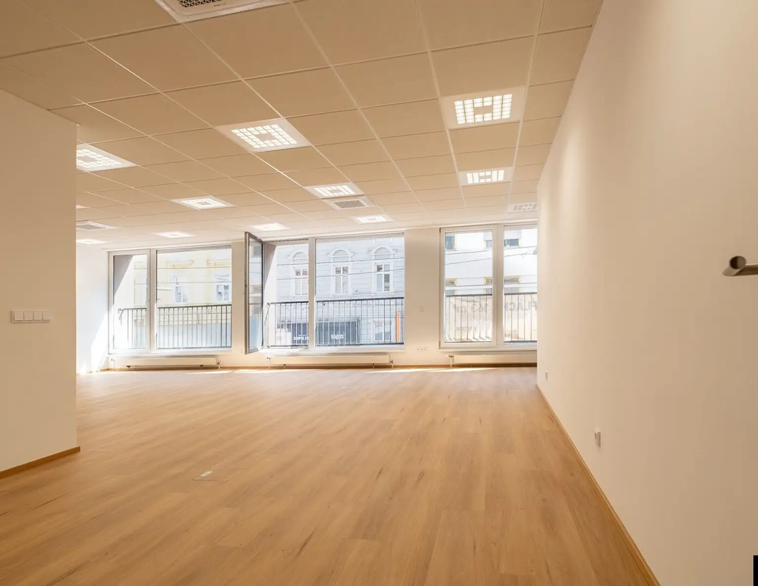 LINZ: Modernes Geschäftshaus an der Landstraße mit Büros und Geschäften