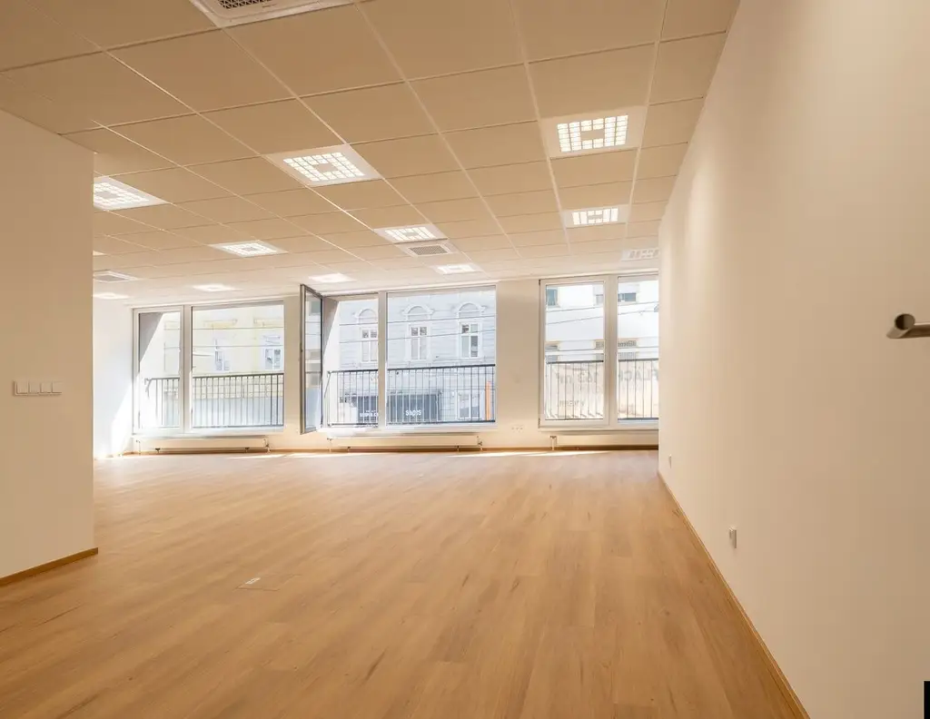 LINZ: Modernes Geschäftshaus an der Landstraße mit Büros und Geschäften