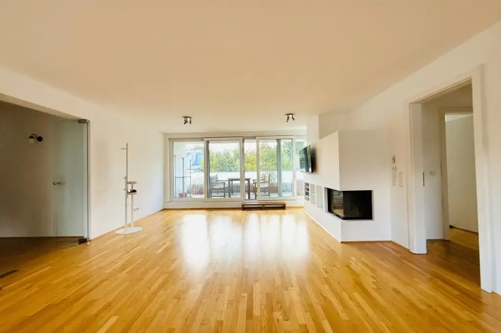Geräumige 4 Zimmer DG-Wohnung ohne Schrägen, inkl. Terrasse und Garagenplatz