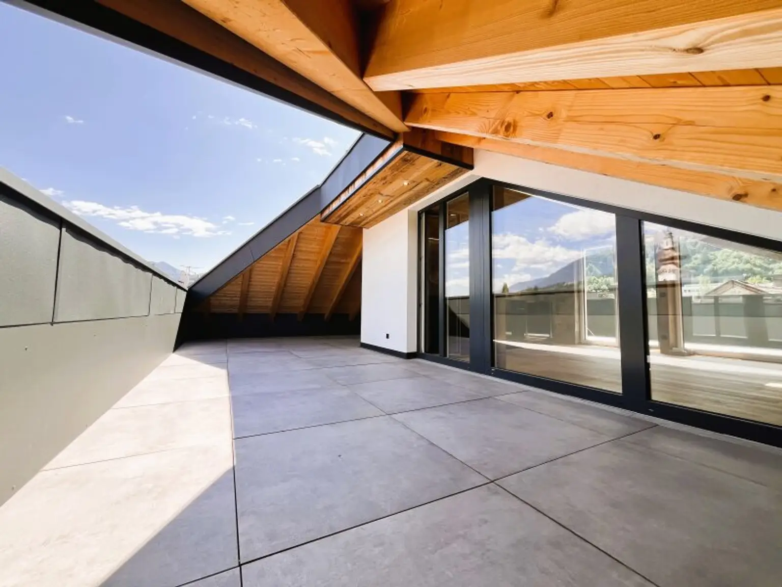 Rundum begehbare ca. 76m² große Dachterrasse
