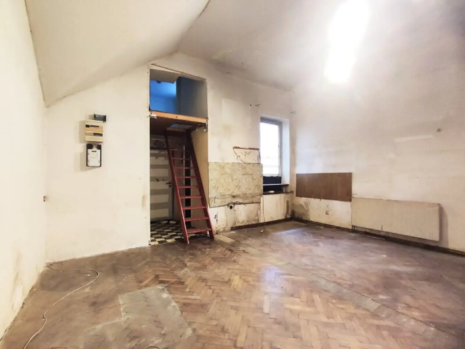 BLICK INS GRÜNE - Sanierungsbedürftiger Altbau in Hofruhelege!