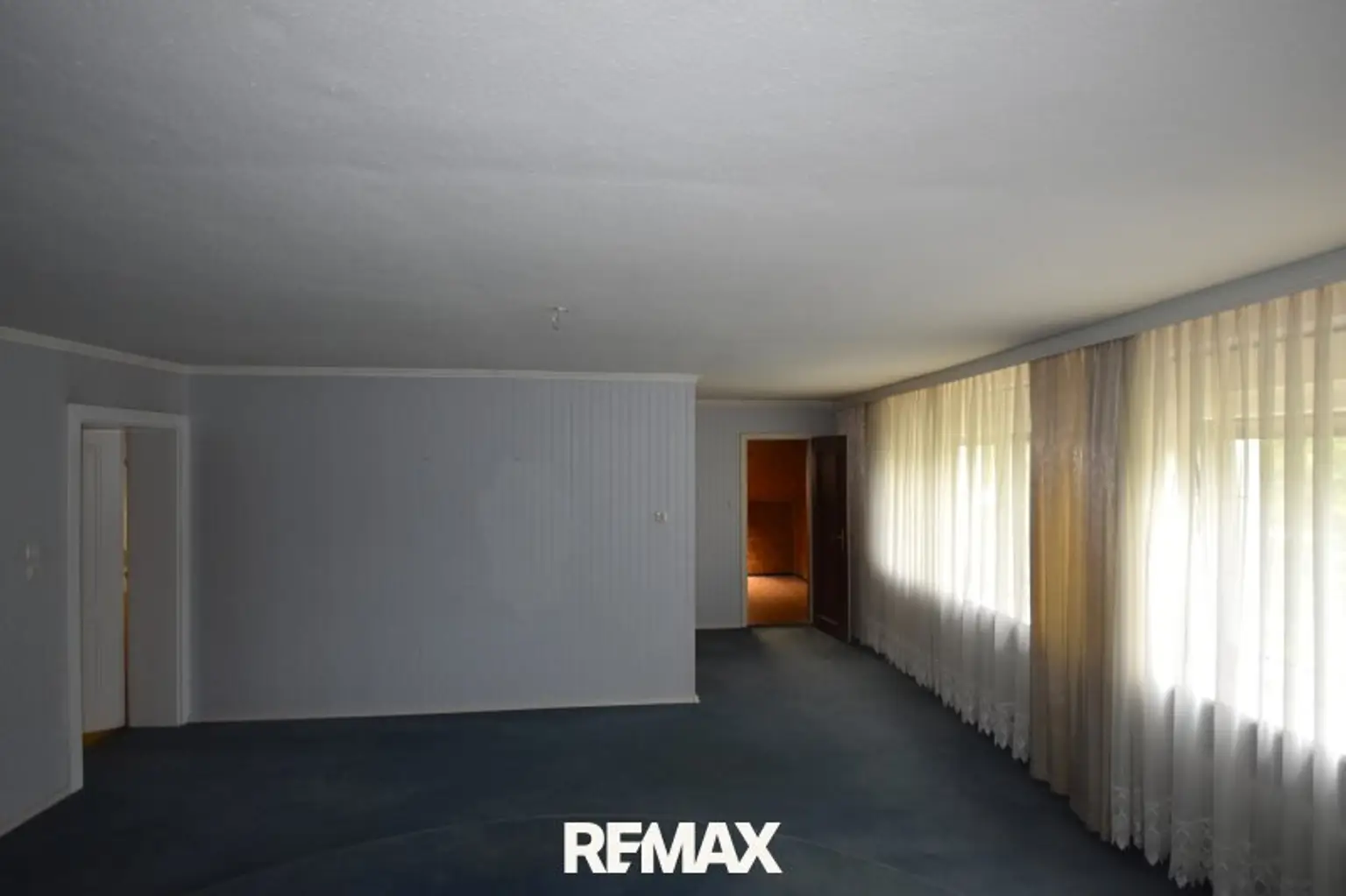Schlafzimmer mit Zugang begehbaren Schrankraum OG