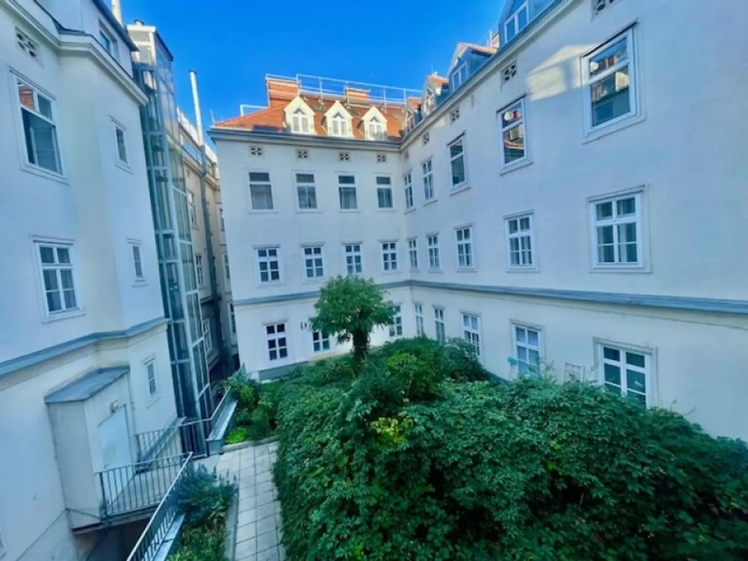 INNENSTÄDTISCHE - 3-Zimmer WOHNUNG -RENOVIERUNGSBEDÜRFTIG- mit sehr viel Potenzial - in Top Lage Wiens beim NASCHMARKT - Nähe KARLSPLATZ!