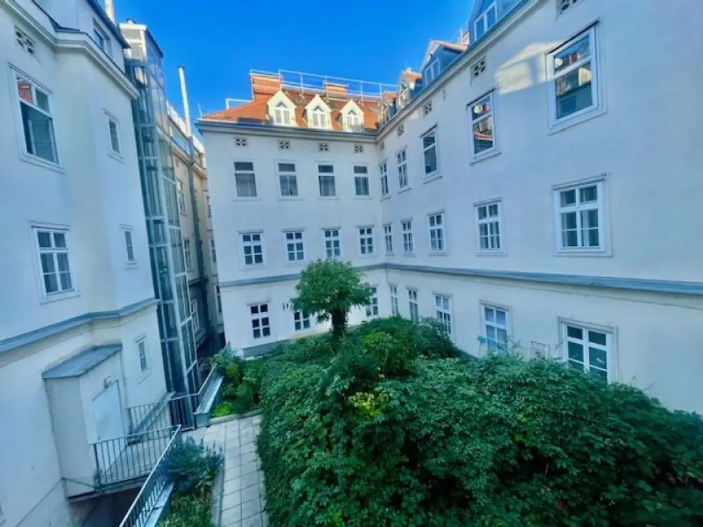 INNENSTÄDTISCHE - 3-Zimmer WOHNUNG -RENOVIERUNGSBEDÜRFTIG- mit sehr viel Potenzial - in Top Lage Wiens beim NASCHMARKT - Nähe KARLSPLATZ!