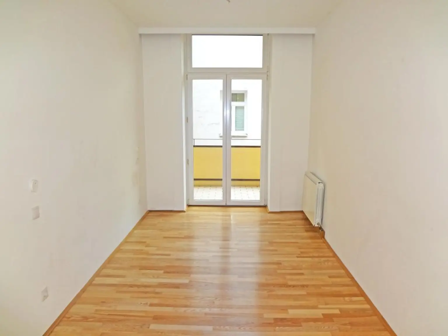 Zimmer mit Ausgang zum Balkon