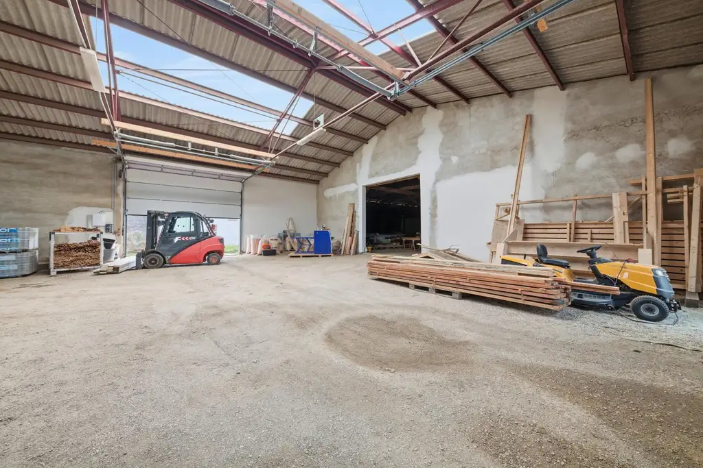 Vielseitige Gewerbe- und Wohnliegenschaft: diverse Hallenflächen, Wohngebäude und ein großzügiges Grundstück!