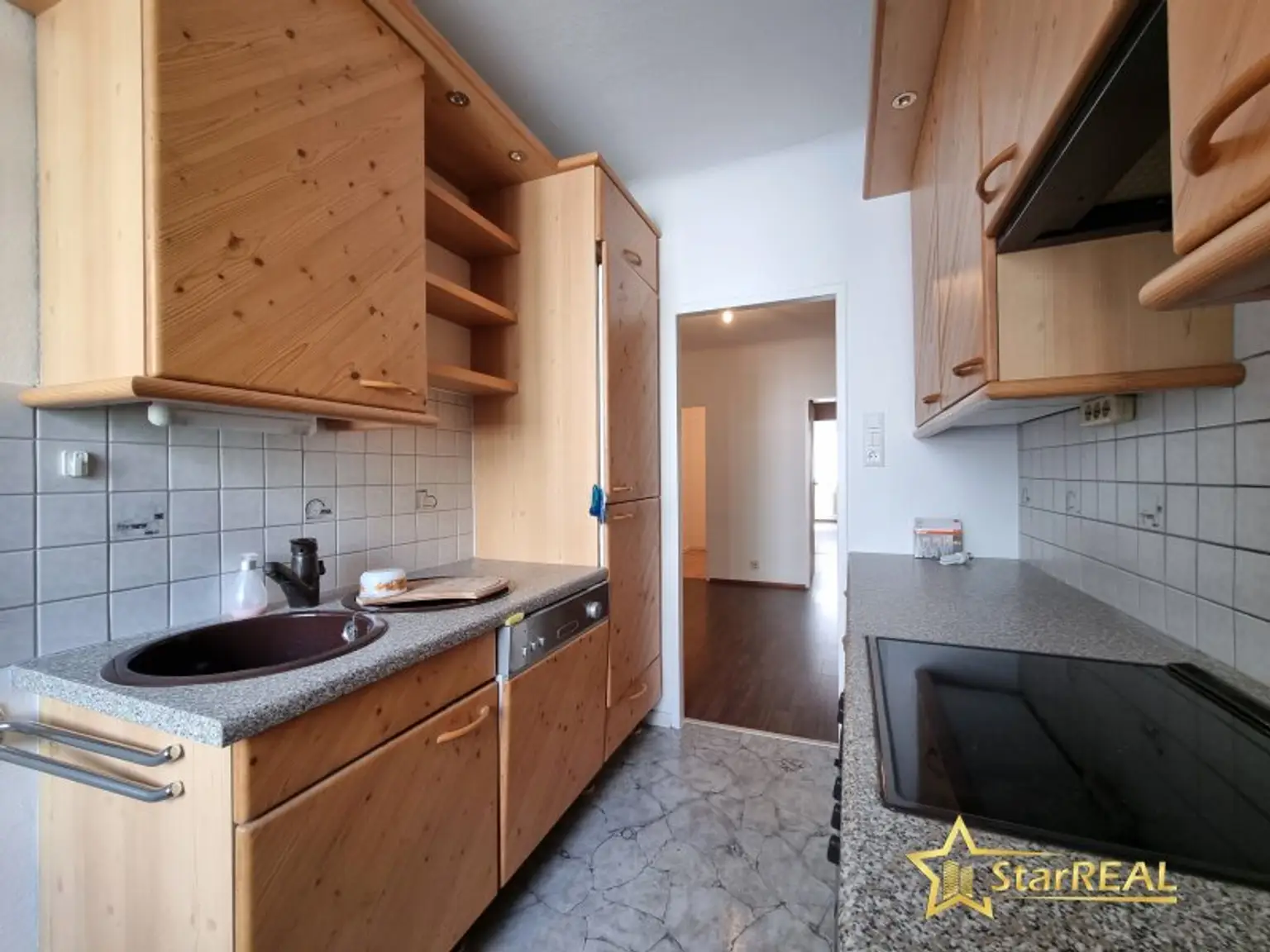FERNWÄRME-HEIZUNG! ÄUSSERST GEPFLEGTE 3 ZIMMER-WOHNUNG IM 2. LIFTSTOCK. ZENTRALE, RUHIGE LAGE.