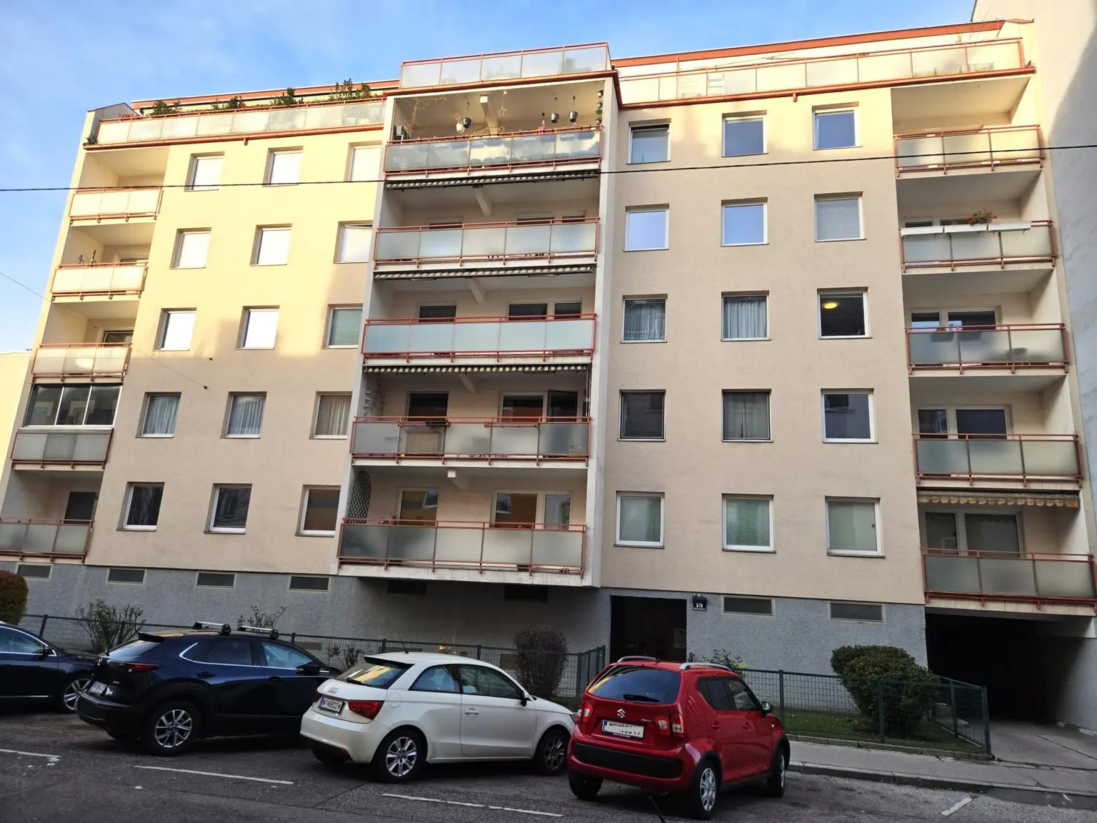 Haupteingang und Garageneinfahrt des Wohngebäudes