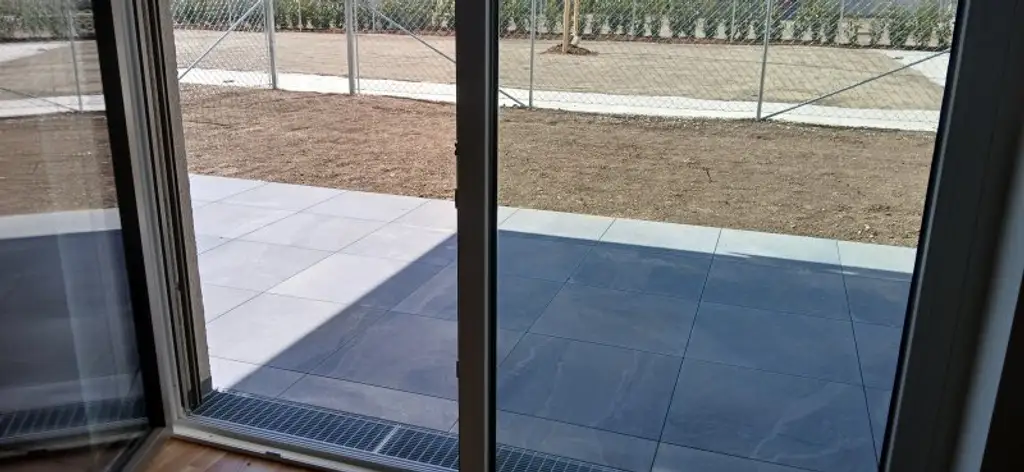 NEUBAU - ERSTBEZUG - Top 5 - Wunderschöne 2 Zimmerwohnung mit Terrasse, kleinem Garten und eigenem Tiefgaragenplatz