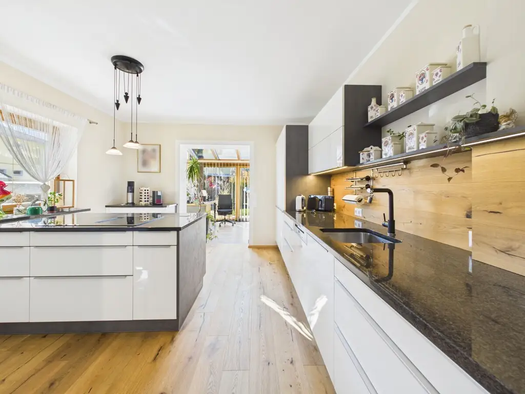 Exklusives Wohnjuwel mit Panoramablick auf die Sternbergkirche – sonnig und ruhig gelegen