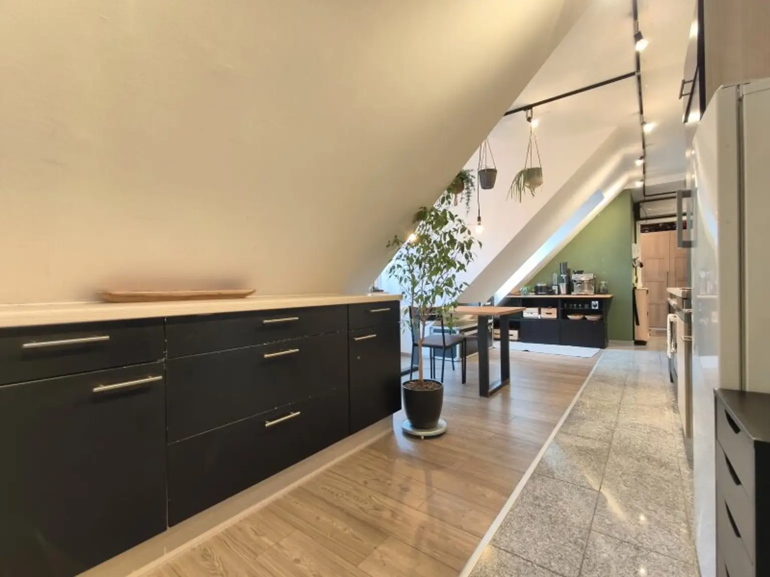 3-Zimmer-Dachgeschosswohnung mit 2 Balkonen, Wintergarten-Loggia & Weitblick - U2 Hardeggasse fußläufig - Klimaanlage & Küche