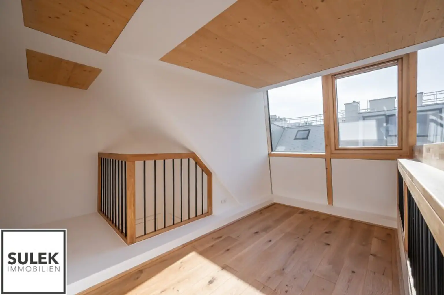 Erstbezug im Dachgeschoss mit offener Galerie-Ebene und tollen Lichtverhältnissen