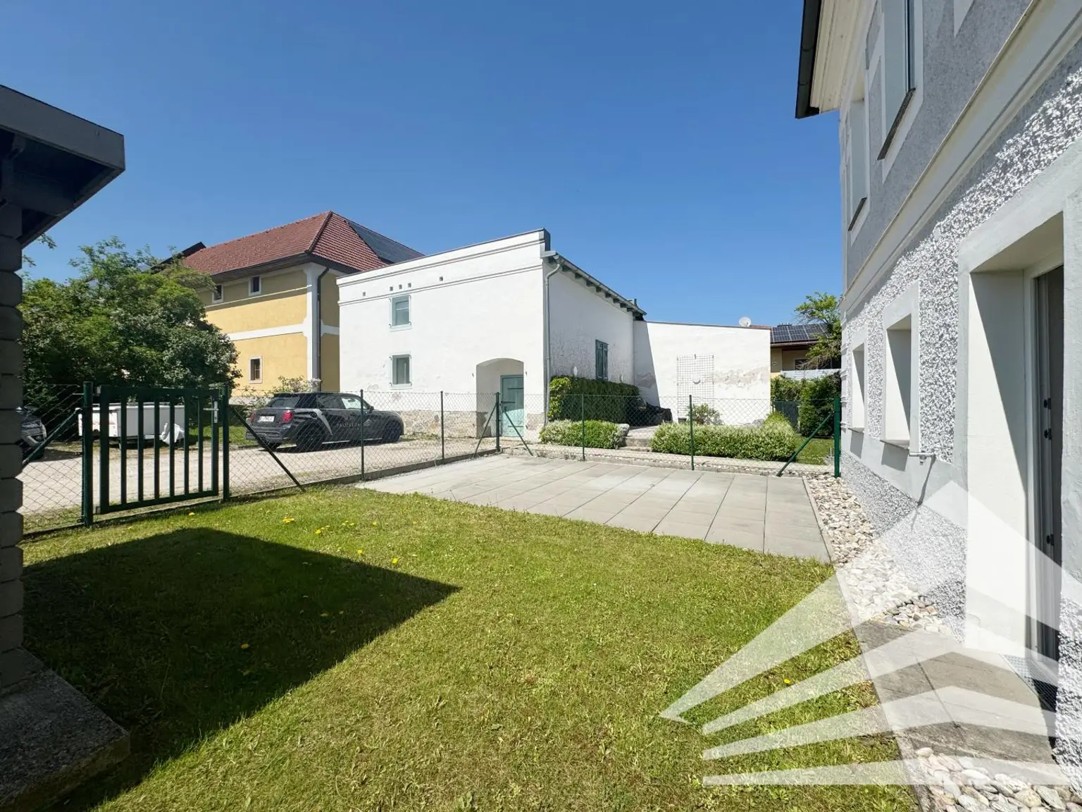 Hochwertig renovierte 2 Zimmerwohnung mit Küche & Privatgarten in Thening zu mieten