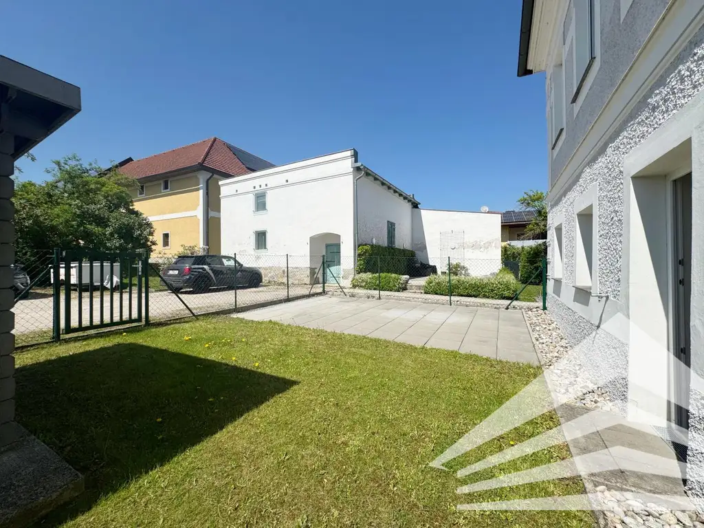 Hochwertig renovierte 2 Zimmerwohnung mit Küche & Privatgarten in Thening zu mieten
