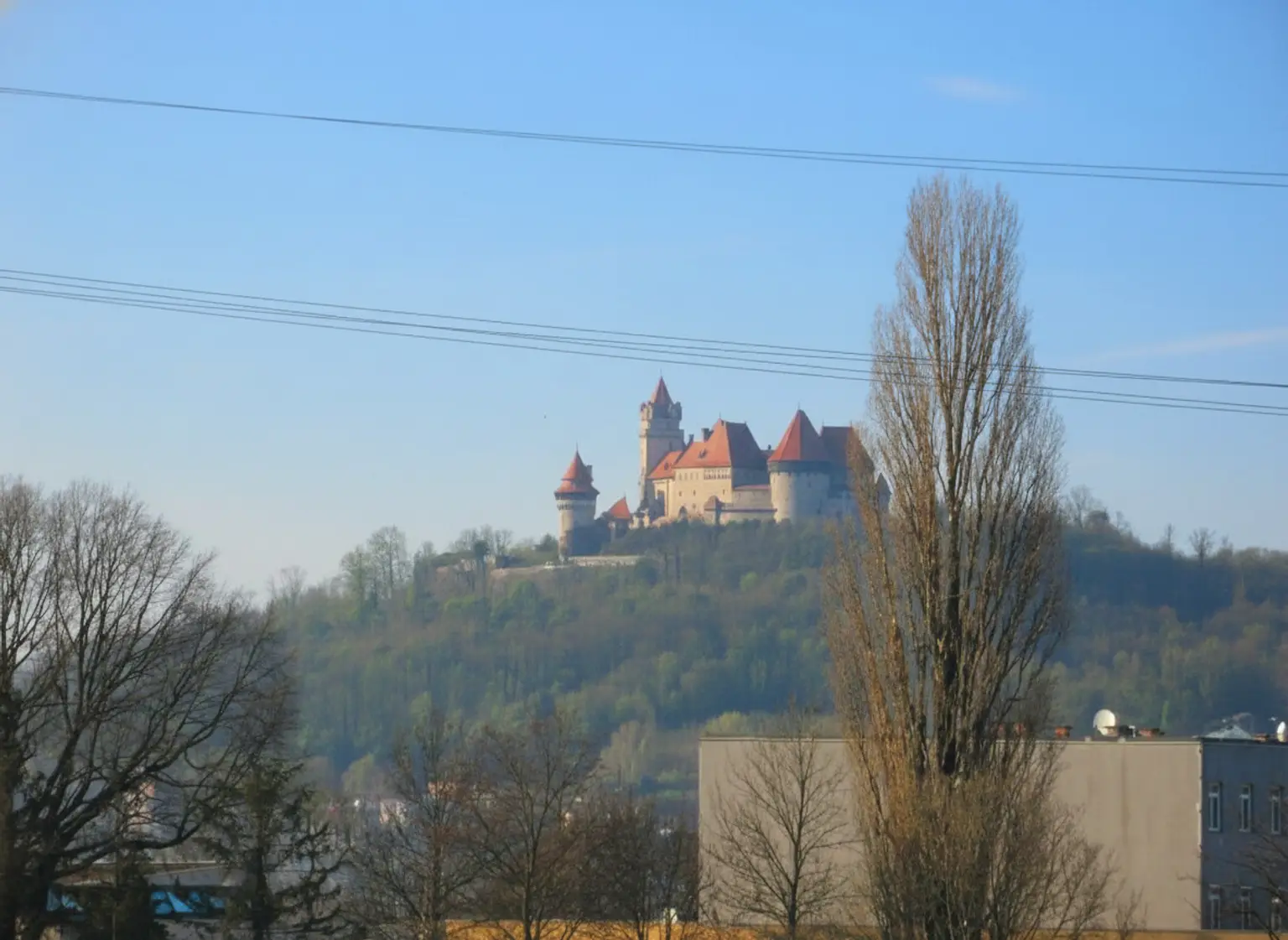 >> MIETHAUS mit 6 ZIMMER, DOPPELGARAGE, KELLER und EIGENGARTEN, am ORTSRAND!