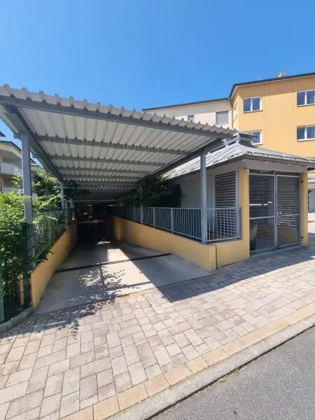 Traumhafte und neuwertige 3 Zi Gartenwohnung mit 220m² Eigengarten und Massiv-Pool in Waidmannsdorf mit Tiefgarage