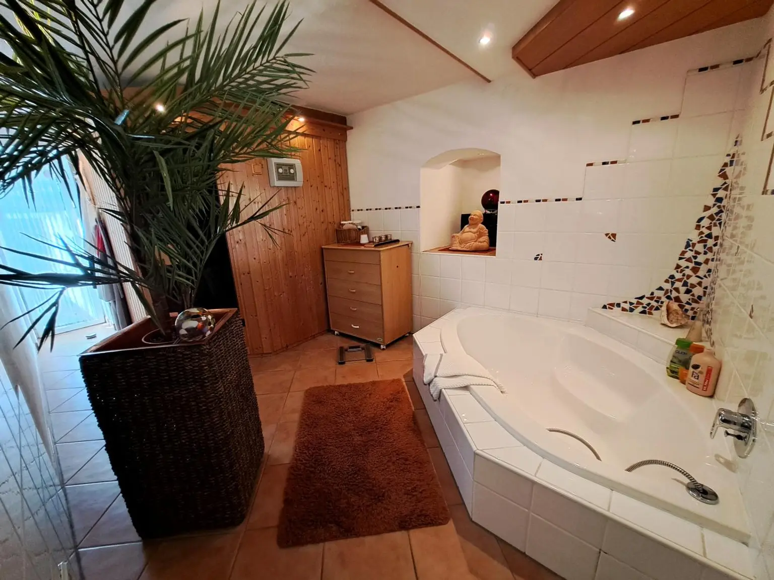EG-Wohnung - Badezimmer mit Wanne und Sauna.2jpg