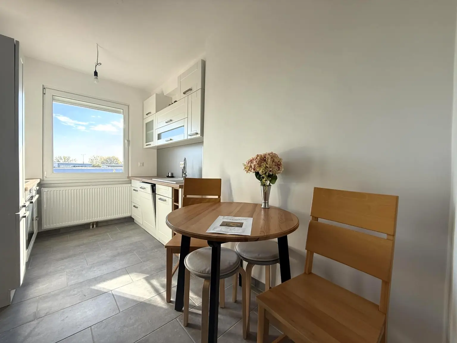 3-Zimmerwohnung befristet auf 10 Jahren im Erstbezug nach Generalsanierung // 3-room apt, lim. for 10 y rent, first occup. after complete renov. //