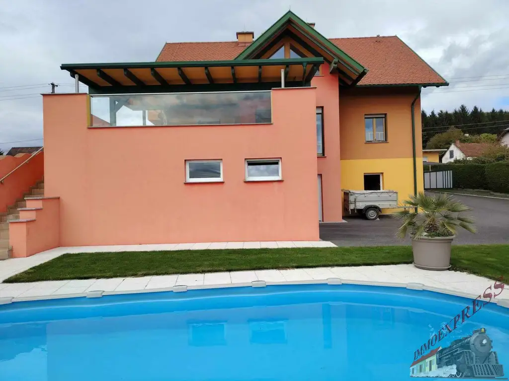 Tolles Einfamilienhaus mit Pool, Panorama-Ausblick und moderner PV-Anlage – hier fühlt sich Ihre Familie zuhause!