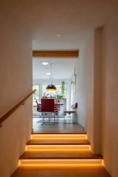 Dachgeschosswohnung in Ruhelage mit traumhaftem Grünblick, eigenem Garten und Garage
