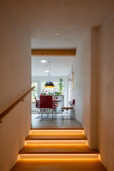Dachgeschosswohnung in Ruhelage mit traumhaftem Grünblick, eigenem Garten und Garage