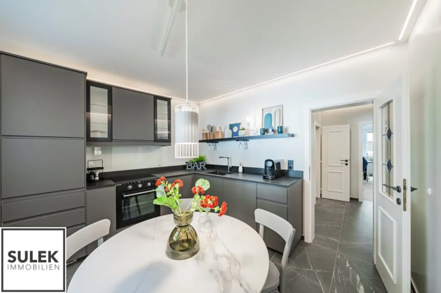 Ruhige, sanierte 3,5 Zimmer Wohnung mit Designer-Bad und Küche + Garage (optional!) in Mariahilf - beziehbar ab 01/26!