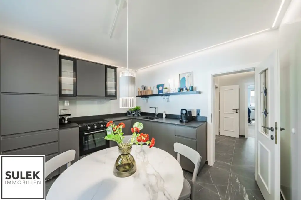 Ruhige, sanierte 3,5 Zimmer Wohnung mit Designer-Bad und Küche + Garage (optional!) in Mariahilf - beziehbar ab 01/26!