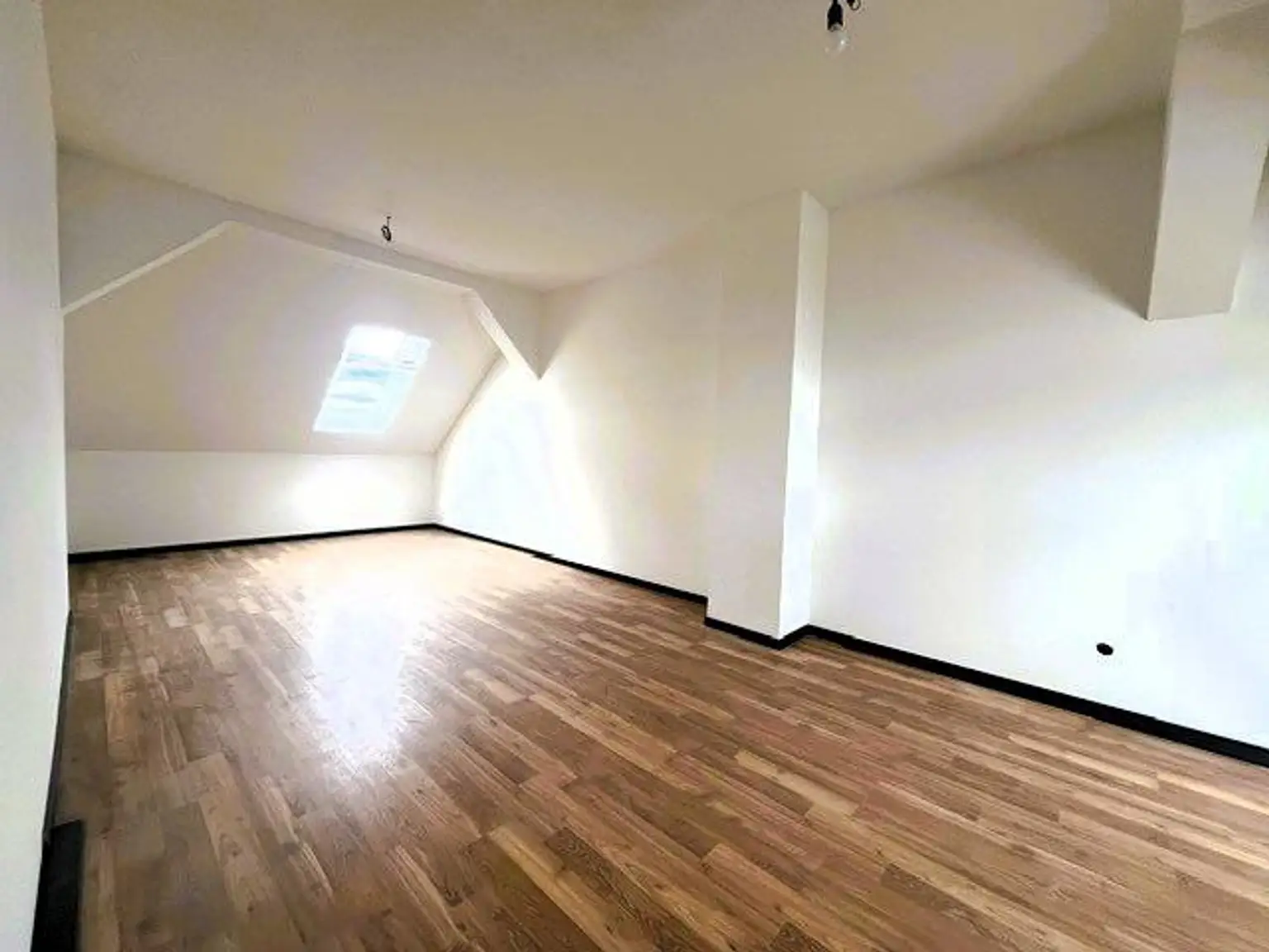 Alles neu! Hübsche Mietwohnung im Dachgeschoß!