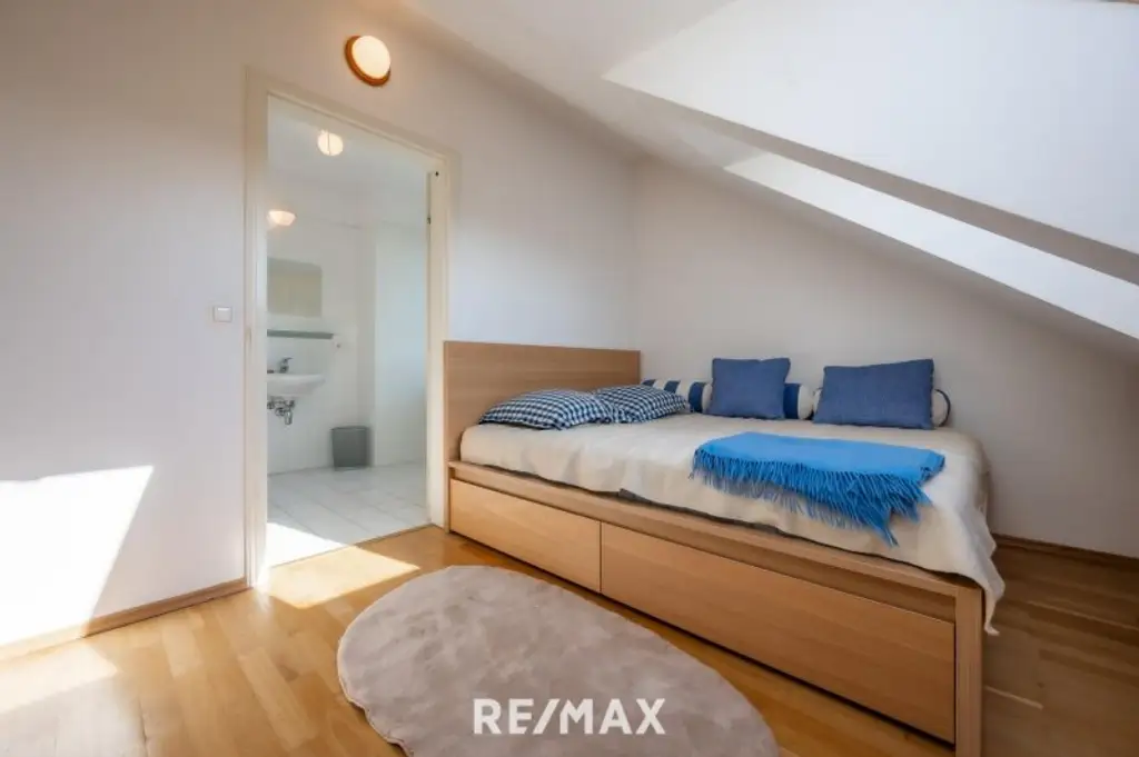 Elegante Villa im Landhausstil mit Riesengarage