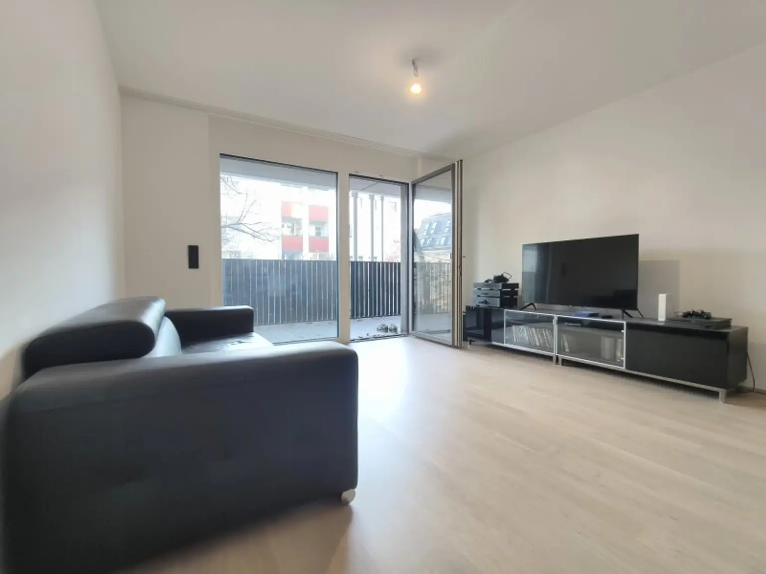 Pauschalmiete - Moderne 3-Zimmer-Wohnung mit großzügigem Balkon und stilvoller Ausstattung - Gute Infrastruktur - Abstellraum