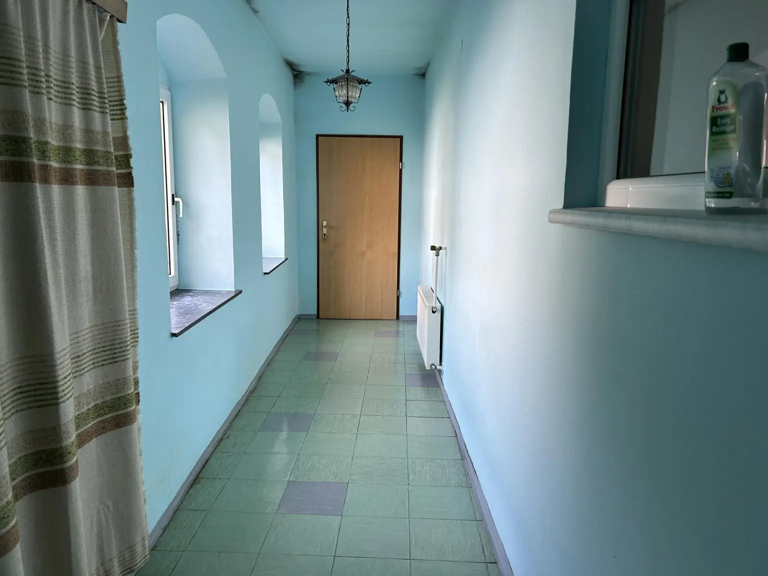 Gang zu dem Nebengebäude