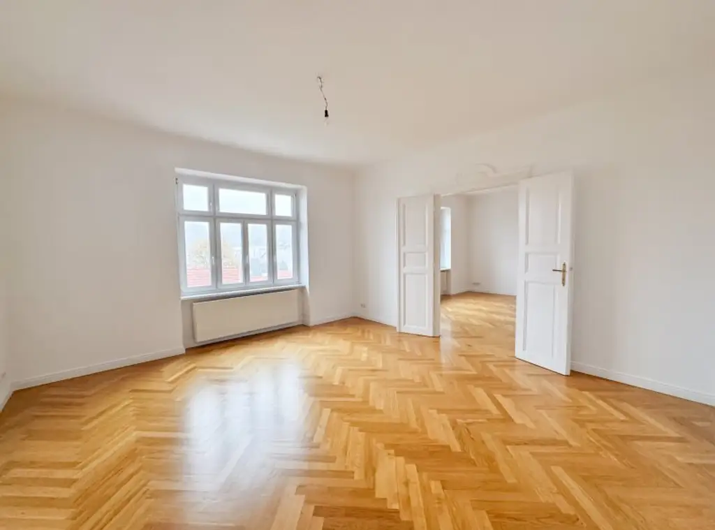 Repräsentatives Altbaubüro mit 2 Balkonen und Blick auf das Stift Klosterneuburg