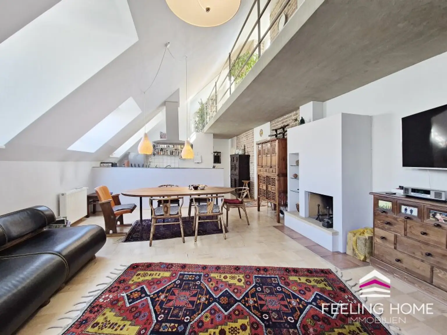 SPEKTAKULÄR! DG-Maisonette mit 5,20m Deckenhöhe & traumhafter Galerie – Wohnen wie im Loft mit großer Terrasse!