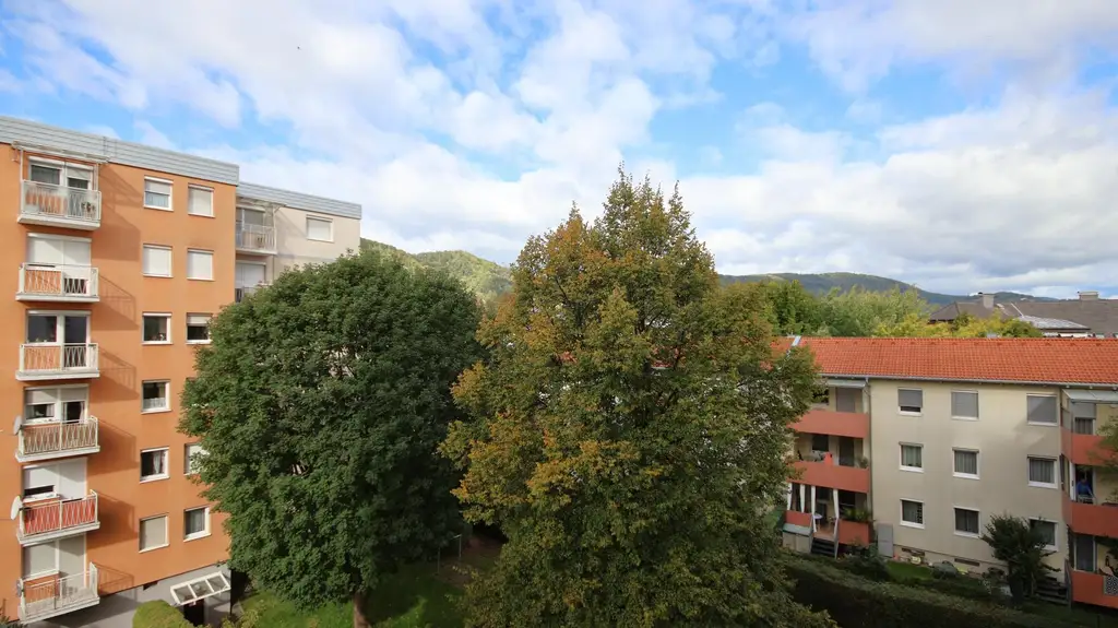 Sanierungsbedürftige 2- Zimmer-Wohnung mit Balkon