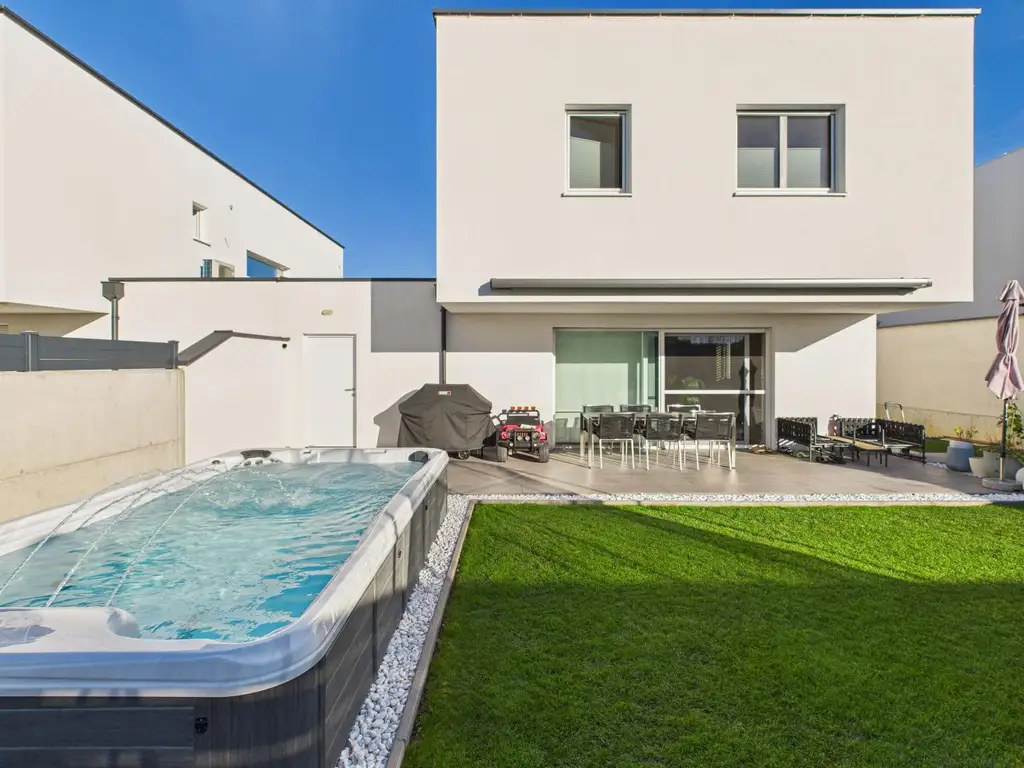 Exklusives Neubauhaus in Marchtrenk – stilvolles Wohnen mit modernster Technik & traumhaftem Garten samt Wellnessbereich