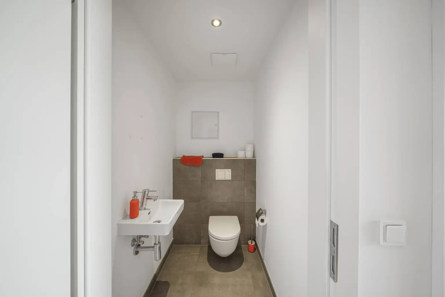 "Neubau-Traum mit Pool & XXL-Balkon - Einziehen & Wohlfühlen!"