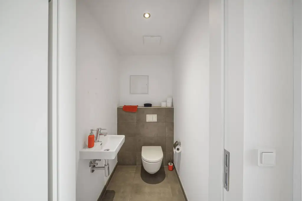 "Neubau-Traum mit Pool & XXL-Balkon - Einziehen & Wohlfühlen!"