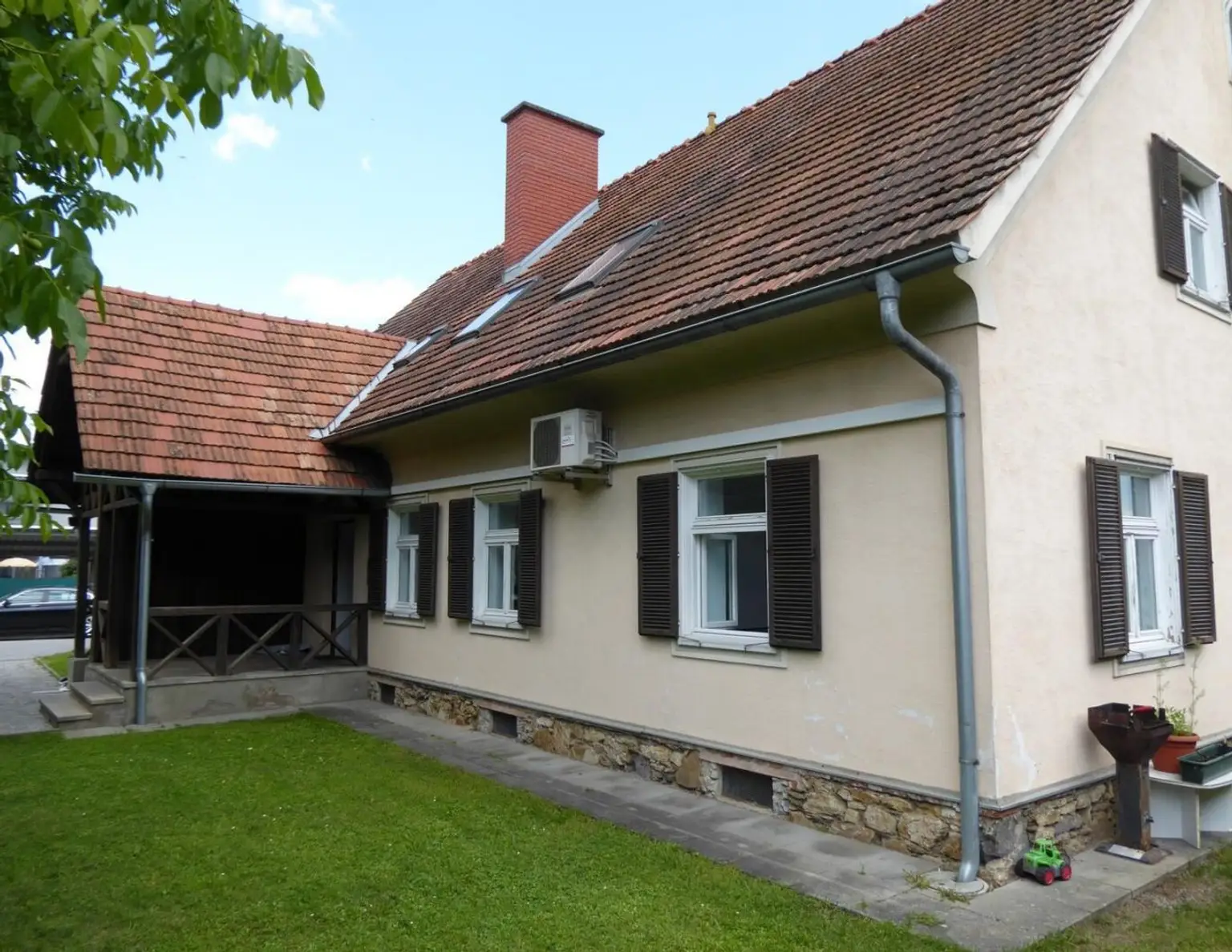 Solides Anlageobjekt - Wohnhaus mit vier Wohneinheiten und Ausbaupotential, Baulagerplatz mit Lagerhallen und Reserven