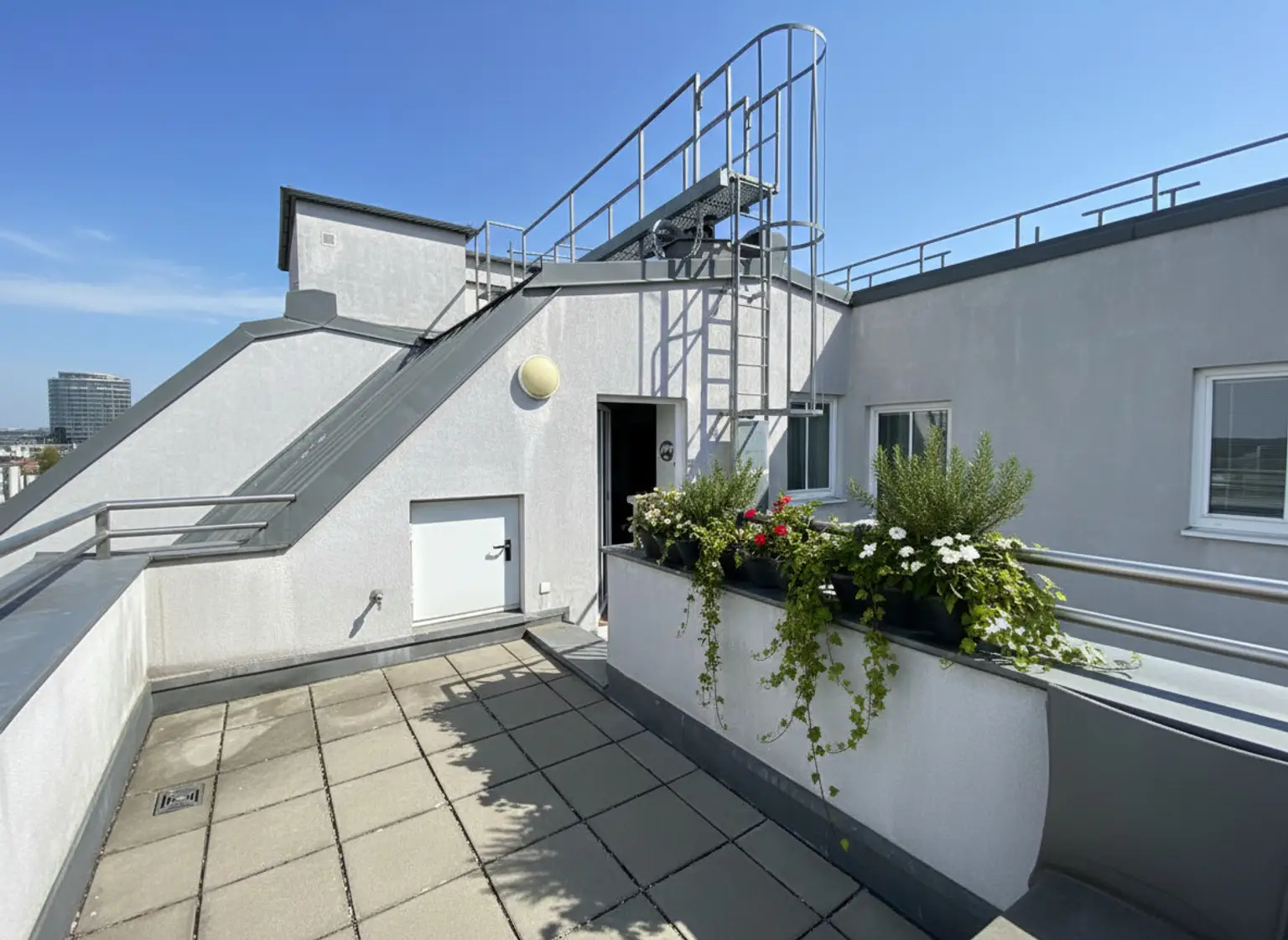 UNBEFRISTET: Klimatisierte, ruhige 3-Zimmer Wohnung mit Terrasse und Blick über die Dächer Wiens