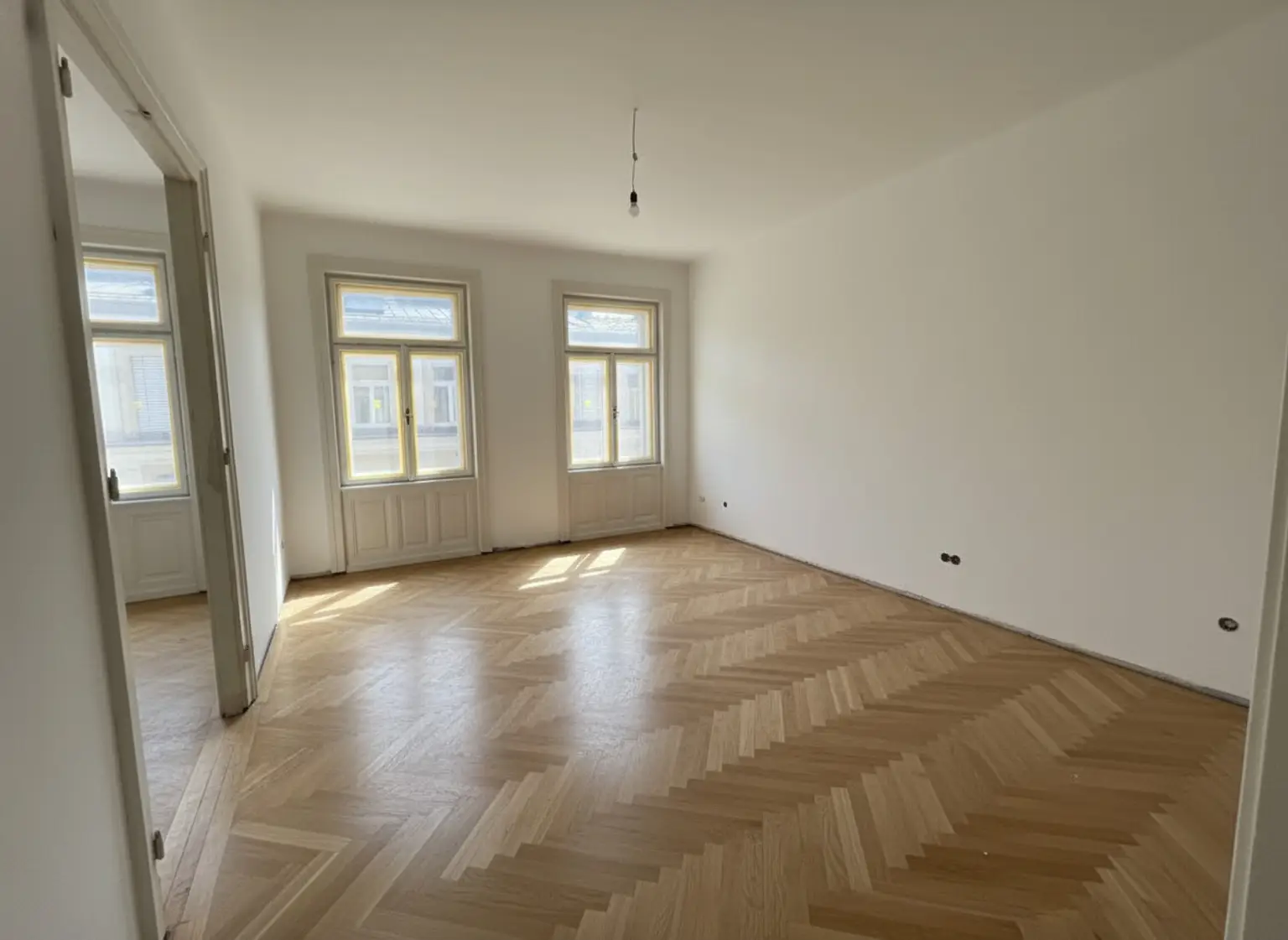 UNBEFRISTET NACH GENERALSANIERUNG: Wohnen in Bestlage in einer klimatisierten 3-Zimmer Altbauwohnung