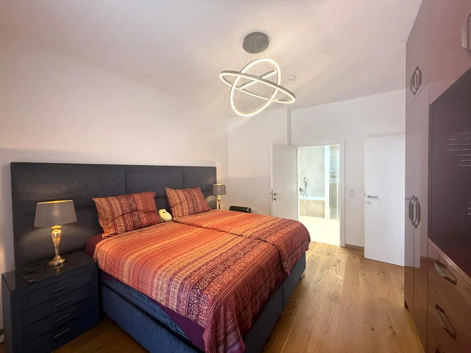 Luxus Penthouse mit Outdoor-Jacuzzi wird komplett möbliert vermietet // Luxury penthouse with outdoor Jacuzzi available for rent, fully furnished //
