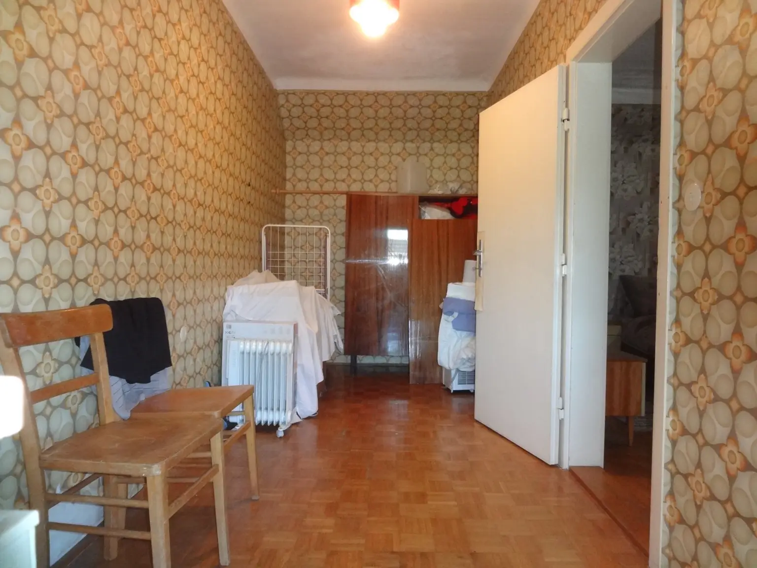 ÄLTERES HAUS - GROSSER GARTEN - SCHEUNE - SCHUPPEN - RUHELAGE