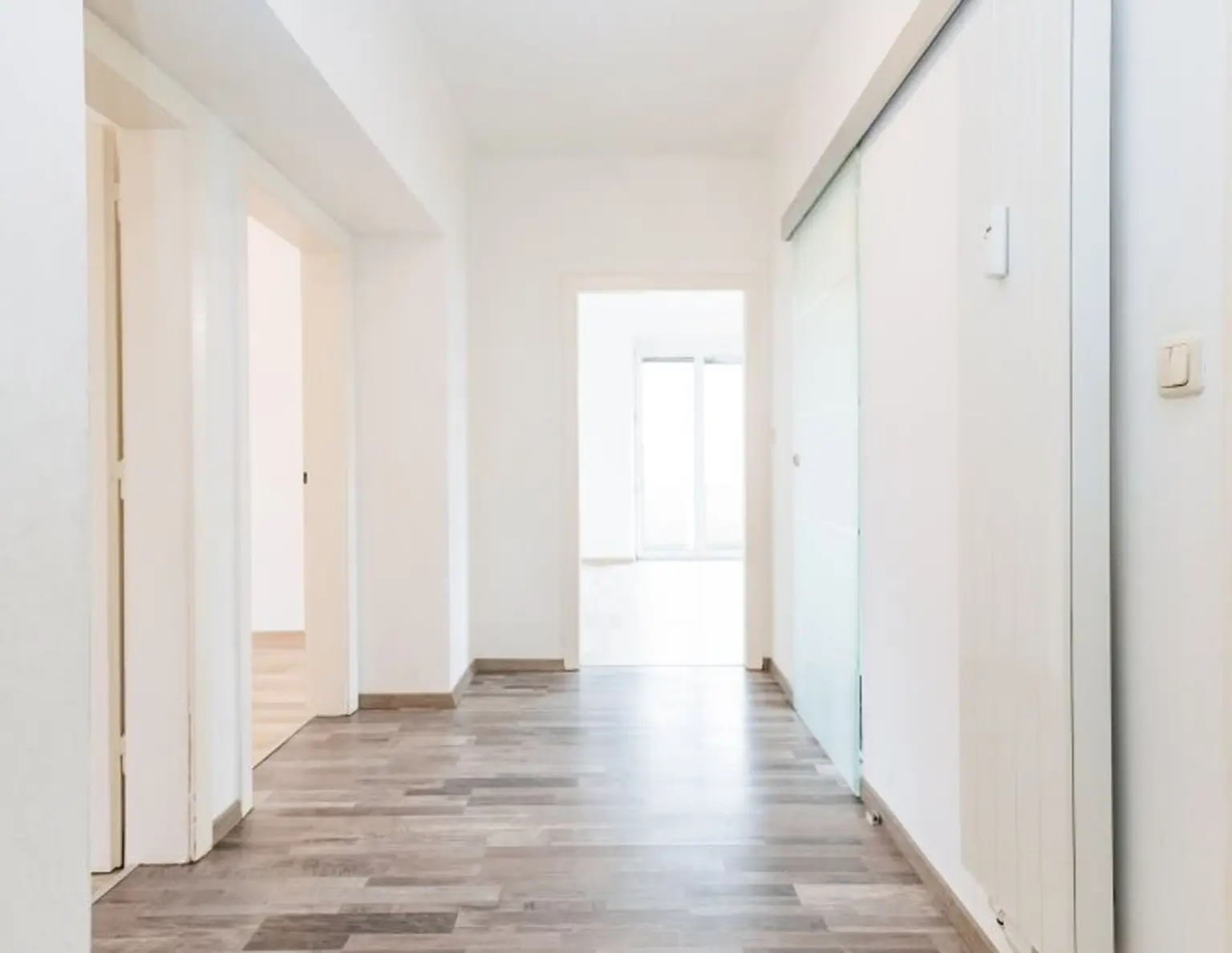 *MODERN SANIERT* I ZENTRALE LAGE I AB SOFORT VERFÜGBAR I BALKON I CARPORT OPTIONAL I HAUSTIERE WILLKOMMEN I BODENEBENE DUSCHE I WG TAUGLICH I PROJEKT WOHNEN I